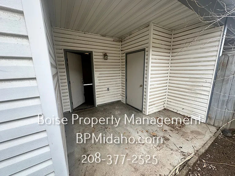 124 Delaware Ave — Photo 16