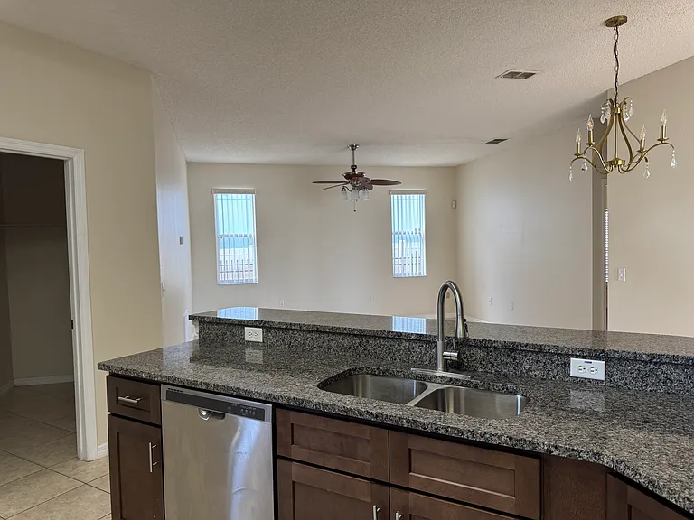 510 Bromley Ct — Photo 7