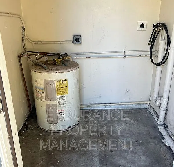 624 W 2nd St — Photo 14