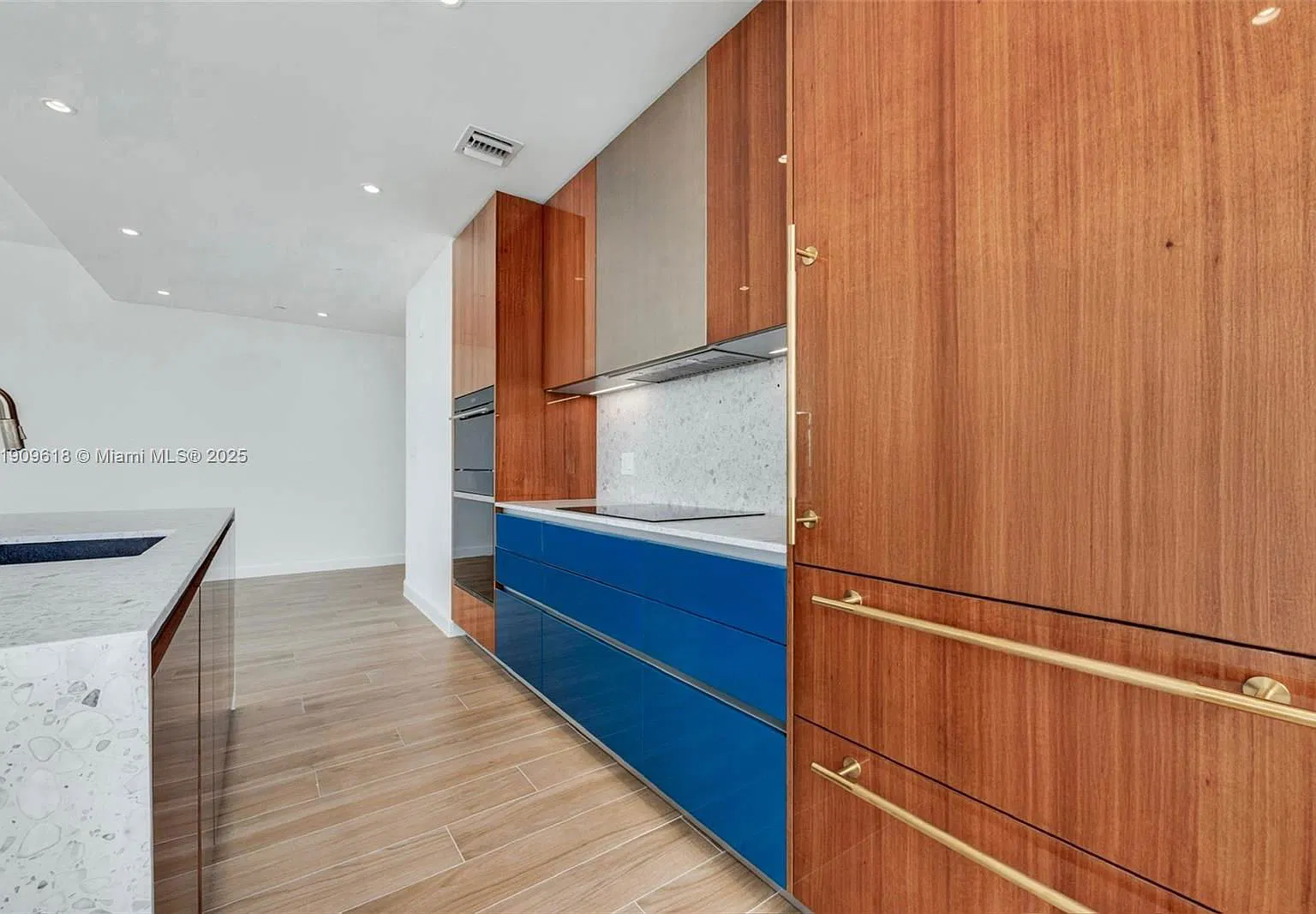 2678 Tigertail Ave — Photo 4