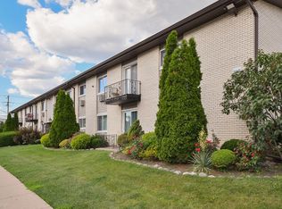 8999 Kennedy Dr APT 2C, Des Plaines, IL 60016