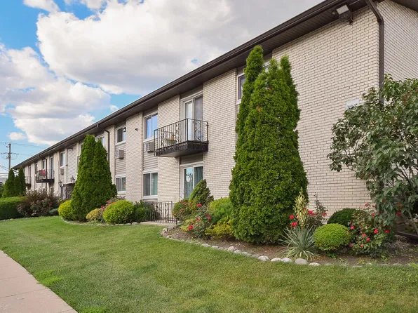 8999 Kennedy Dr APT 2C, Des Plaines, IL 60016