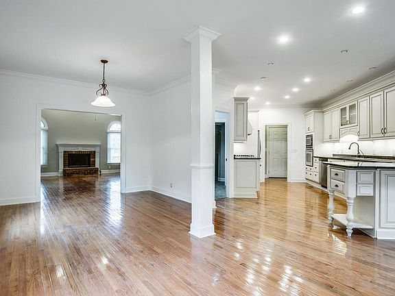 4th image of 2715 Albany Ct