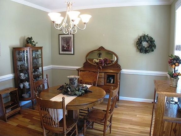 FORMAL DINING WITH CROWN MOLDING