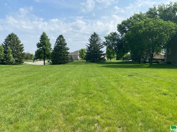 407 Inverness Trl, North Sioux City, SD 57049