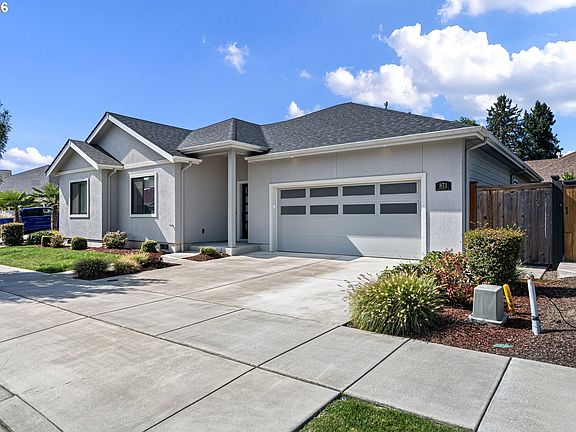 4th image of 871 Salmonberry St