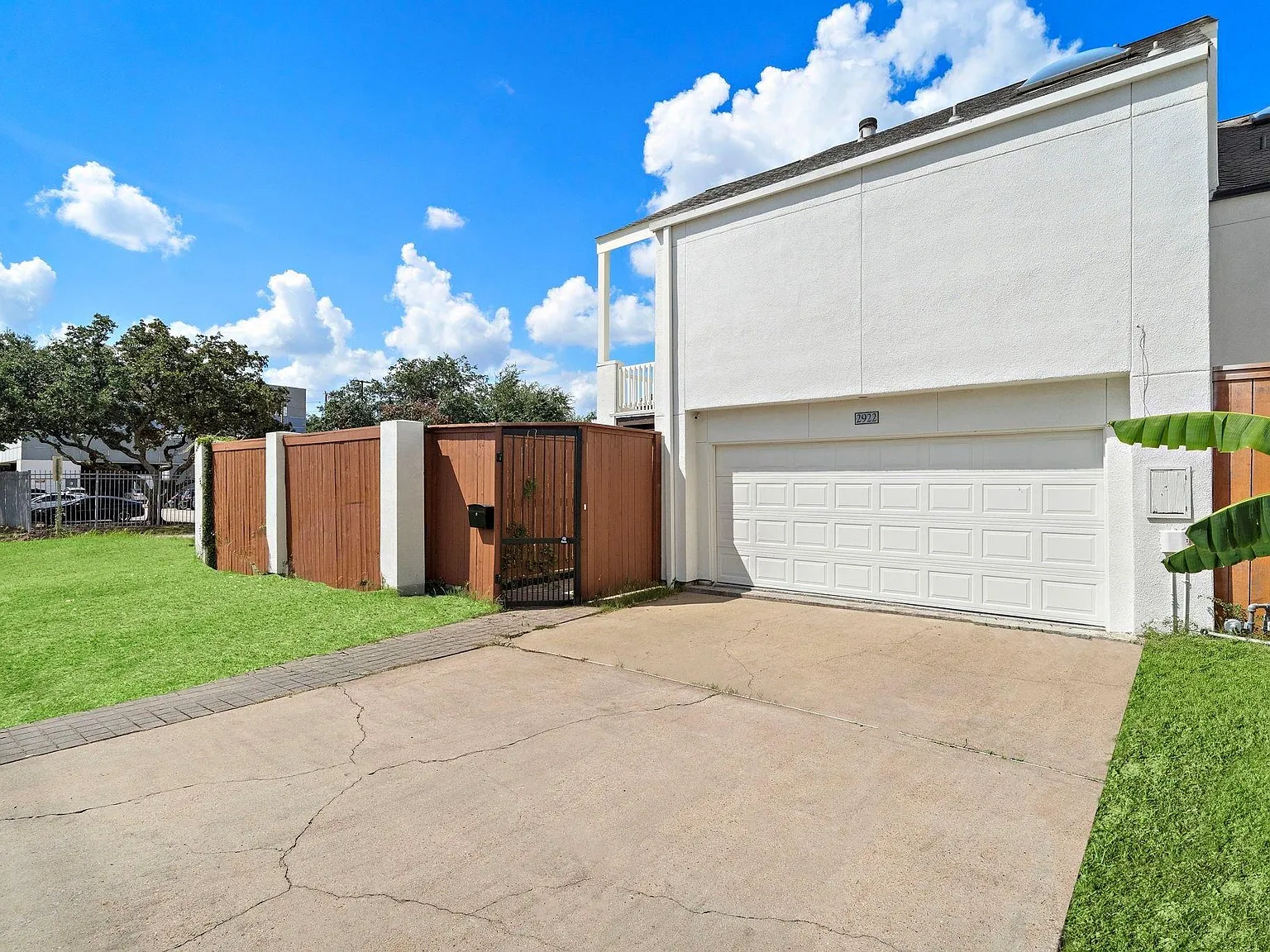 2 bed, 2.5 bath, 1935 sqft, $3,200 — Photo 2