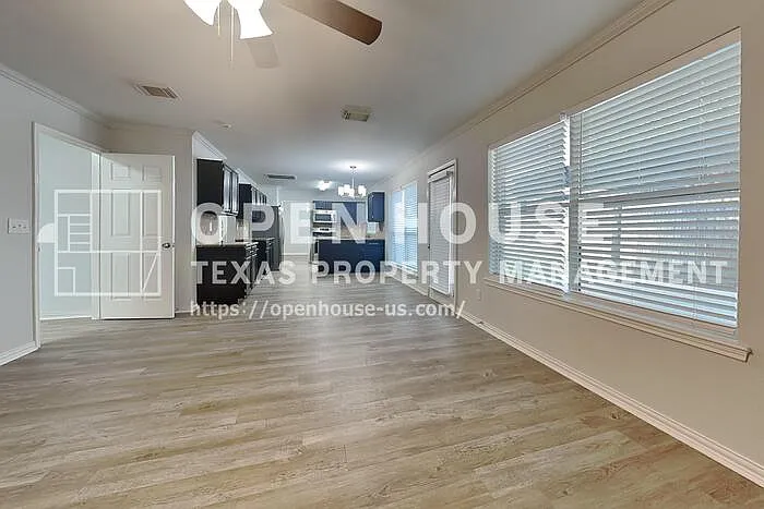 4 bed, 2.5 bath, 2256 sqft, $2,400 — Photo 3