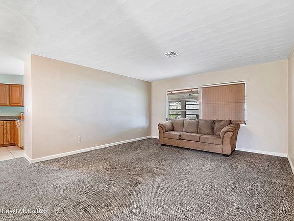 4th image of 2744 Yorkshire Dr