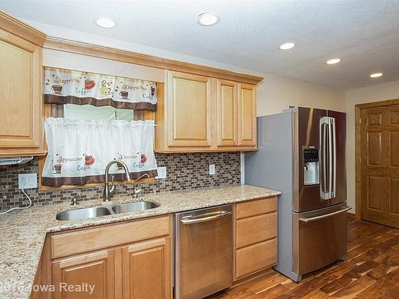 4th image of 310 E Dewitt St