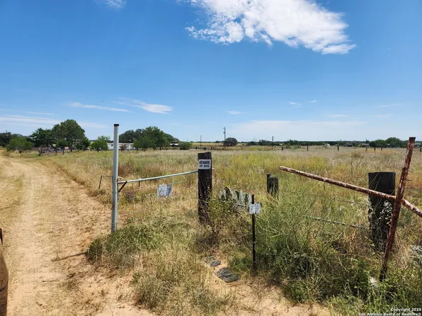 390 Hernandez Rd. LOT ACRE, Poteet, TX 78065