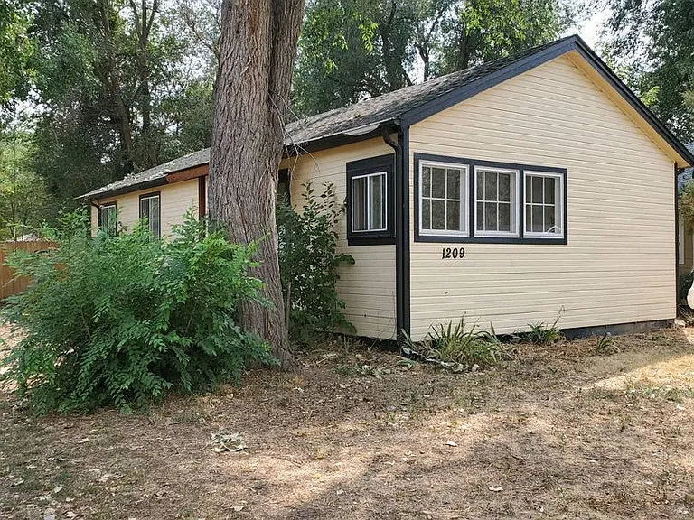 1209 Maple St — Photo 1