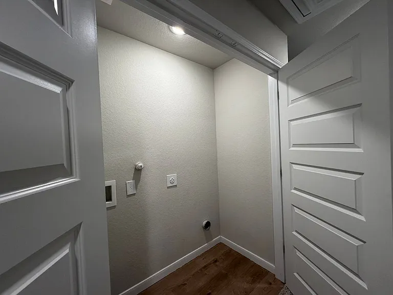 466 Emma Dr — Photo 12