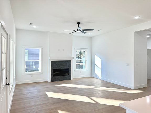 5th image of 179 Cedar Ave