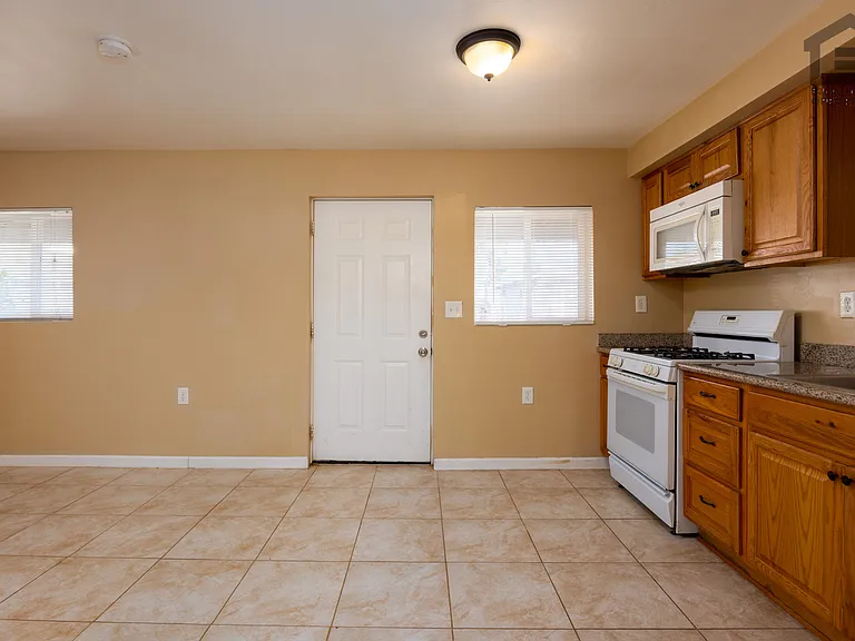 2501 W Belmont Ave — Photo 7