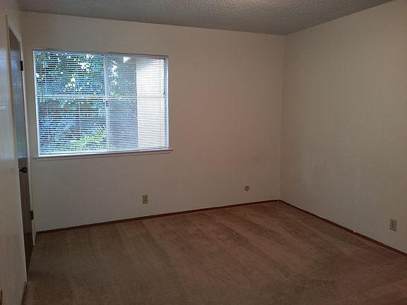 4th image of 1411 Drake Dr #4