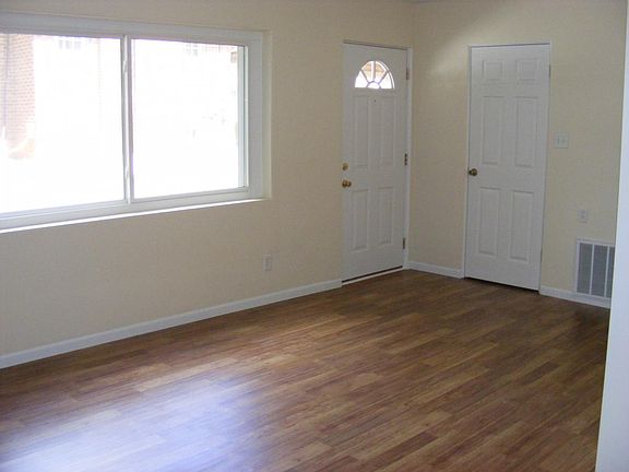 3rd image of 9904 Old Lincoln Trl APT A