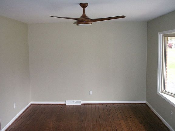 LIVING ROOM 16' X 11.5'