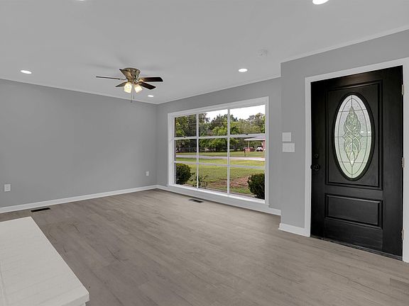 5th image of 832 Highland Grove Ave