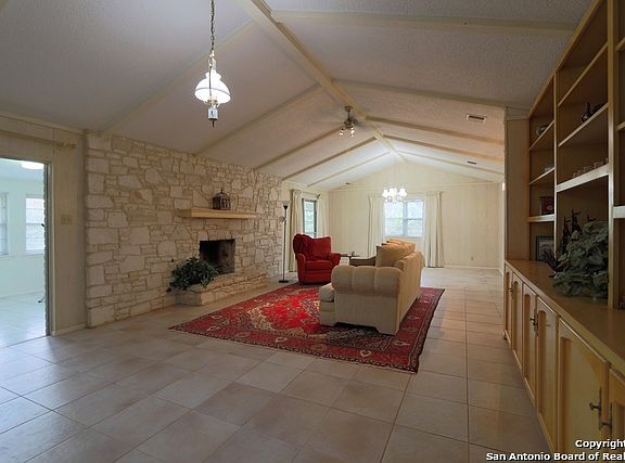 5th image of 15618 Creekside Dr