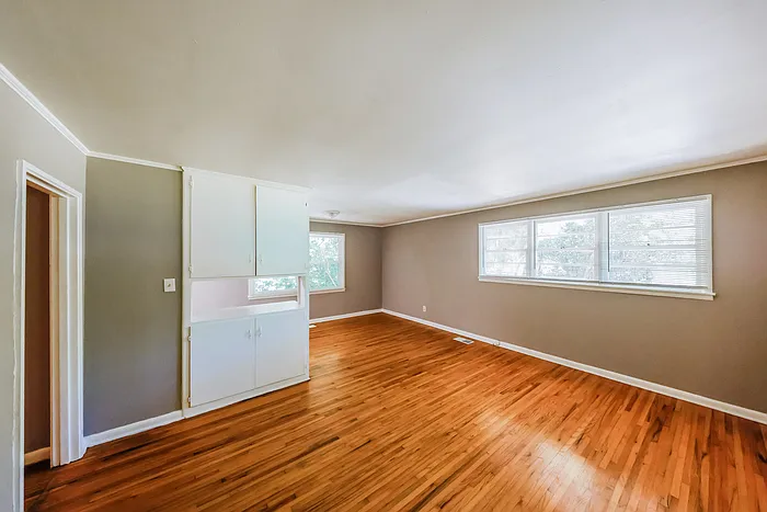 3 bed, 1.0 bath, 1102 sqft, $1,225 — Photo 2