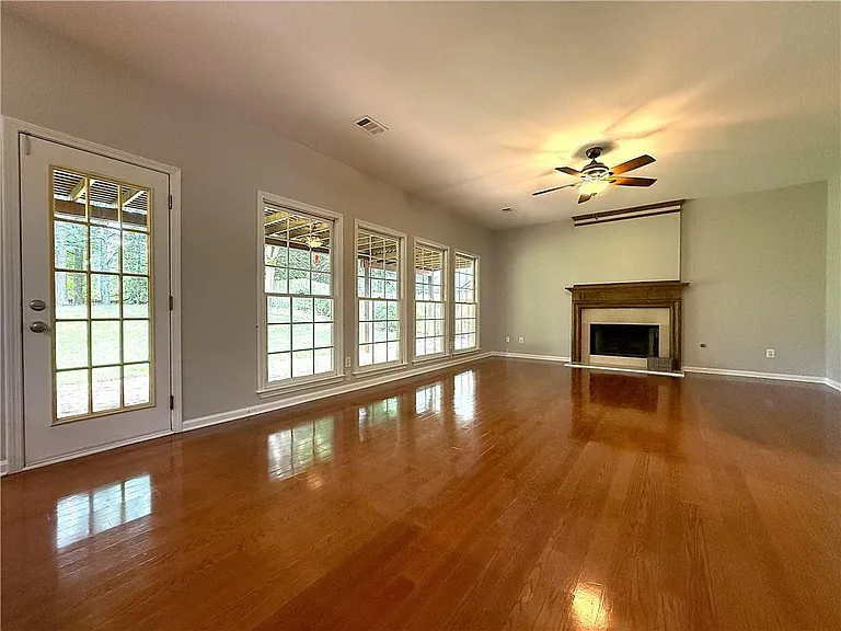 1310 Rosewood Dr — Photo 6