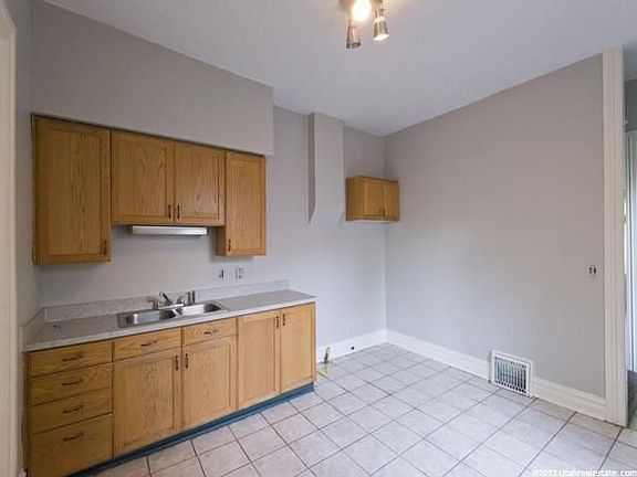 5th image of 853 S Park St