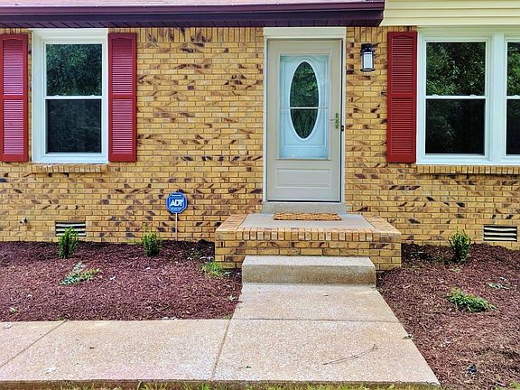4th image of 807 Benton Ct