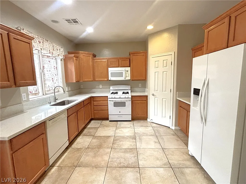 3 bed, 2.5 bath, 1901 sqft, $2,300 — Photo 3