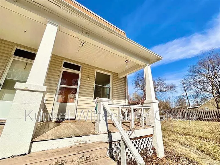 907 N Church St — Photo 2