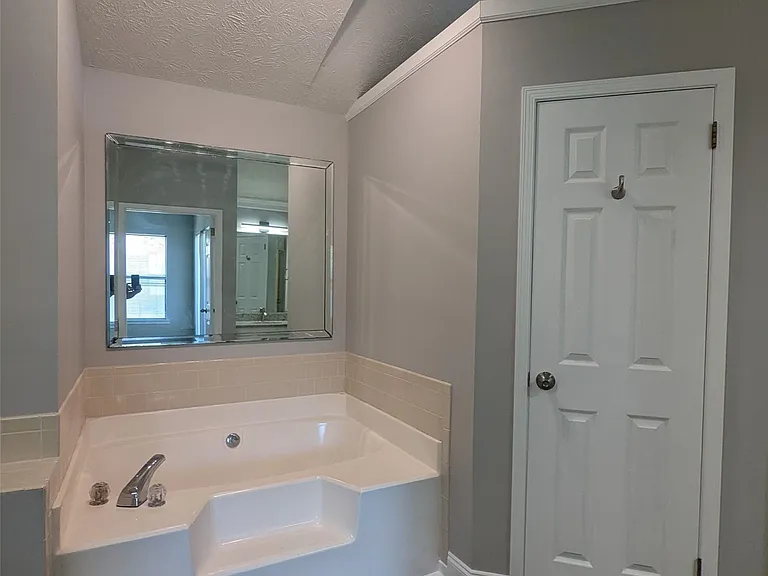 191 S Burbank Dr — Photo 10