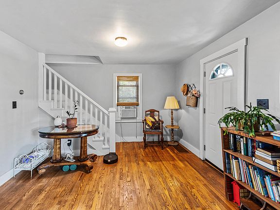 4th image of 317 Stewart Ave