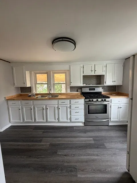 3 bed, 1.0 bath, $950 — Photo 2