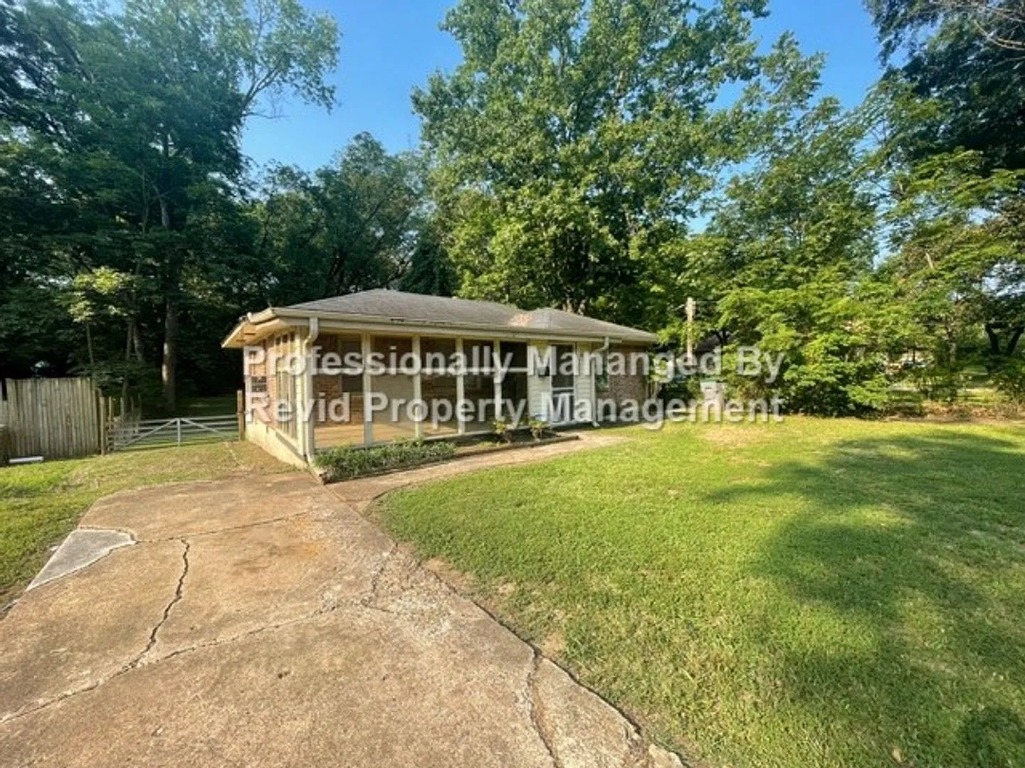 Great 2 Bedroom Home in a Cove! — Photo 3
