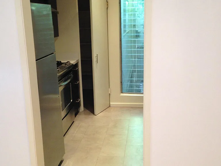 546 N Flores St #6 — Photo 24