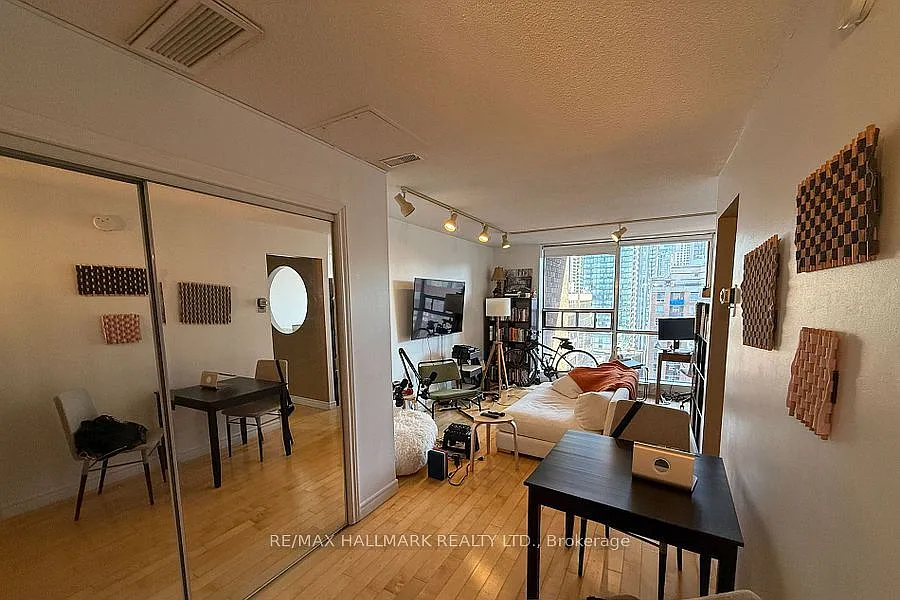 914 Yonge St — Photo 2