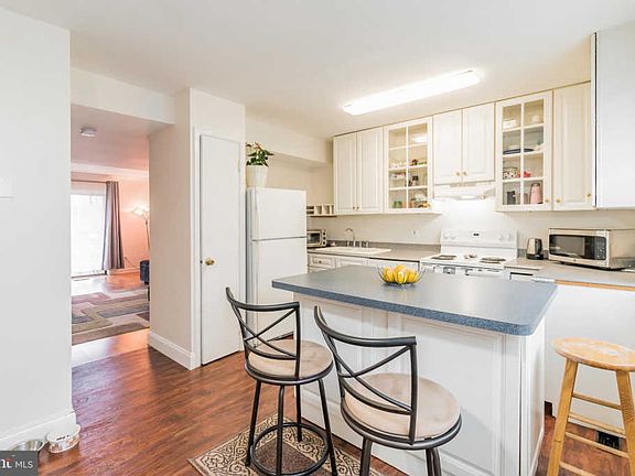 3rd image of 100 Giles Pl #5