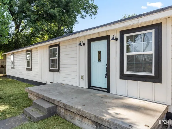 106 E Williams Dr, Burkburnett, TX 76354