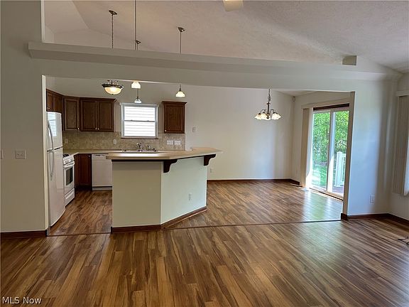 4th image of 526 Harvest Ln