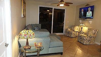 Family Room Seats 10