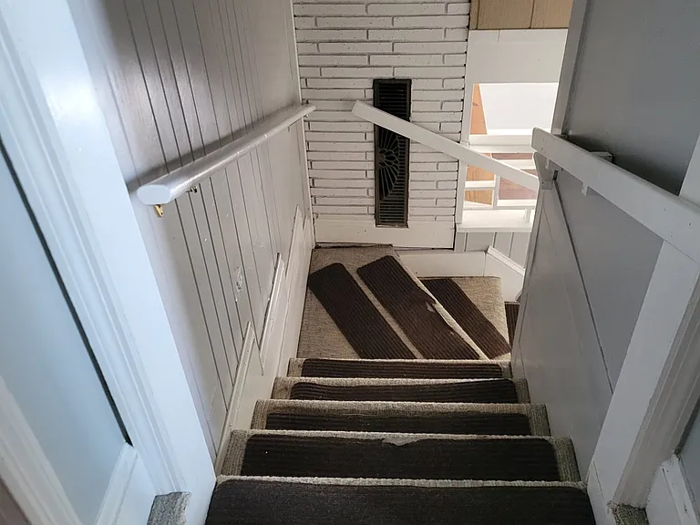 110 Hawthorne Ln — Photo 16