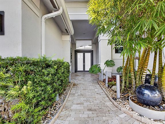 4th image of 1371 Victoria Isle Dr