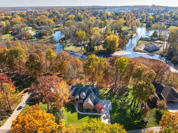 8761 River Run Dr, White Lake, MI 48386