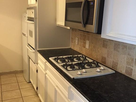 Kitchen has granite counters, a gas cooktop, and a gas oven.