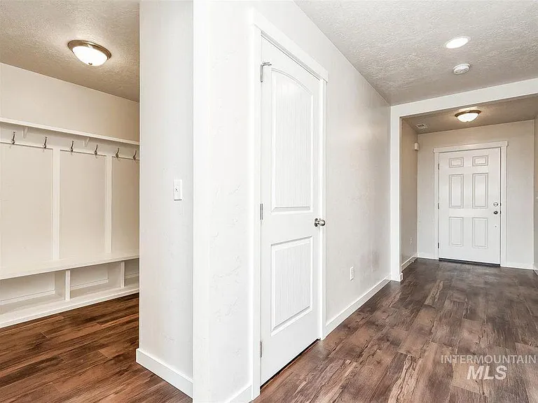 7865 E Bunker Hl — Photo 3
