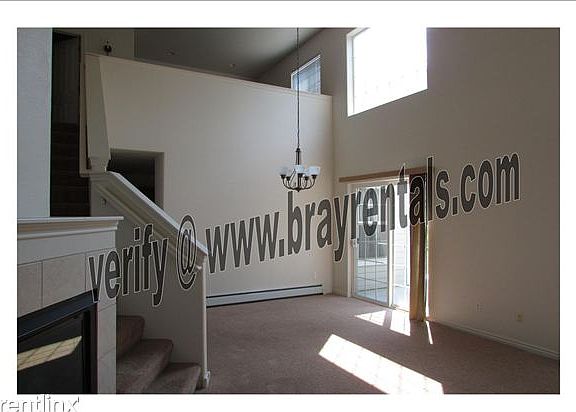 701 Glen Ct. #20 living room