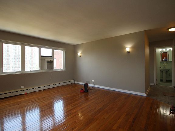 4th image of 700 W Bittersweet Pl APT 1009