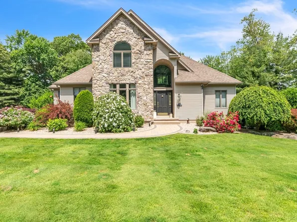 18 Candlewood Dr, Agawam, MA 01001