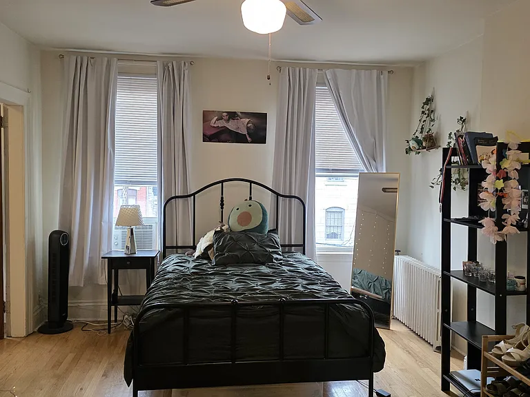 Front bedroom pic 2 (Natural sunlight)
