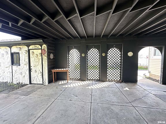 5th image of 821 Lawrence Ave